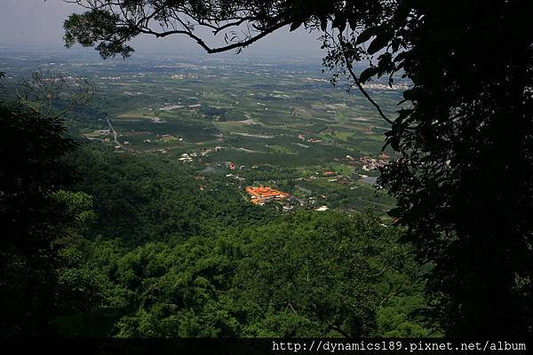 俯瞰，下方的廟大概就是大津瀑布山道入口