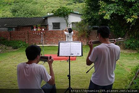 練習中的兩人與背橋的難民