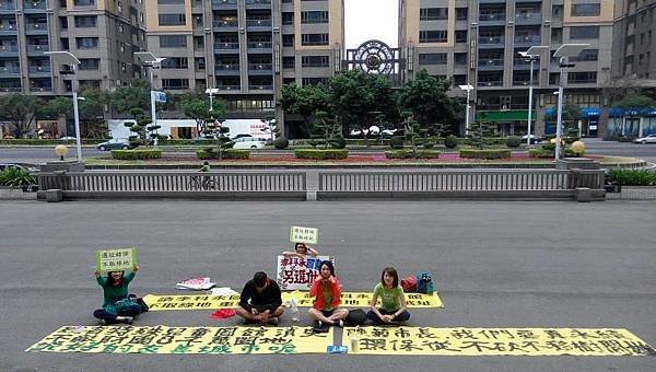 市政府門口擺布條，正面