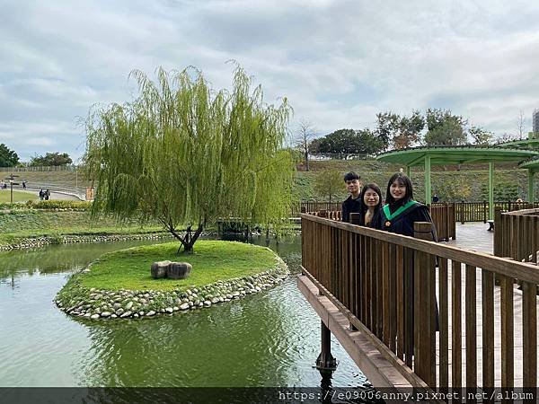 甜蜜CD家在台中太平區坪林公園跟CC拍學士照 (14).jpg