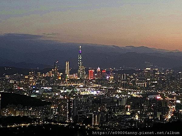 11203甜蜜CD家到台北內湖碧山巖看夕陽夜景 (27).jpg