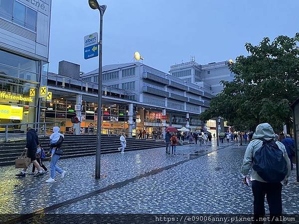 甜蜜CD家奧捷斯匈之旅2023-08-05-20h31m13DAY6-5列儂牆porks豬腳餐廳.TESCO大賣場.jpg