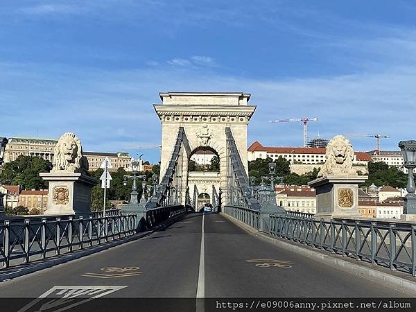 甜蜜CD家奧捷斯匈之旅2023-08-10-07h40m44Day11-1早上去聖伊斯特萬教堂、協和廣場、鎖鏈橋、國會大廈、多瑙河鞋子.jpg