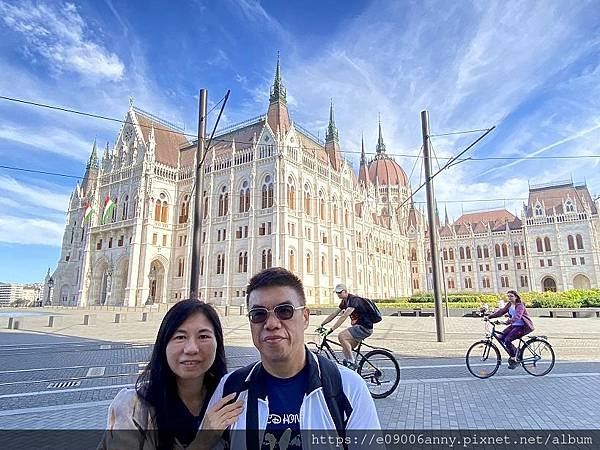 甜蜜CD家奧捷斯匈之旅2023-08-10-08h36m29Day11-1早上去聖伊斯特萬教堂、協和廣場、鎖鏈橋、國會大廈、多瑙河鞋子.jpg