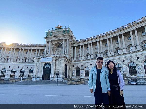 22Day12-1清晨去霍夫堡、國家歌劇院、國會大廈、莫札特公園看到白馬，公車改道.jpg