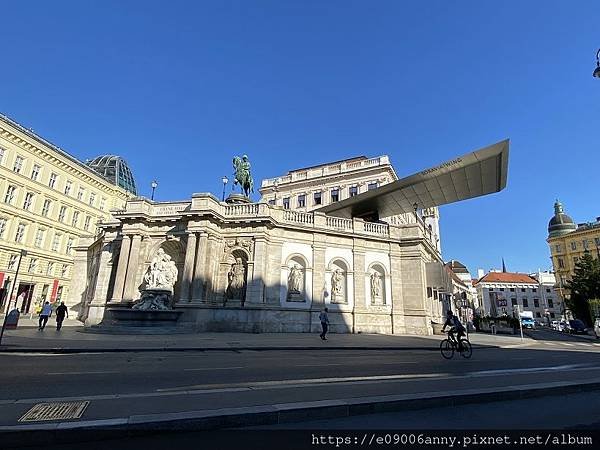 57Day12-1清晨去霍夫堡、國家歌劇院、國會大廈、莫札特公園看到白馬，公車改道.jpg