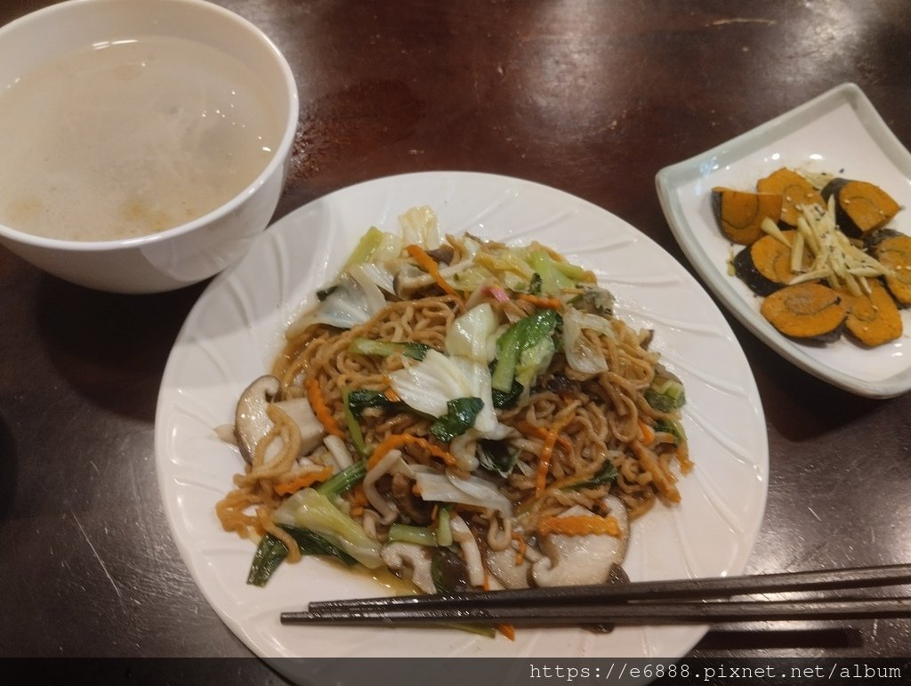 外食。炒意麵