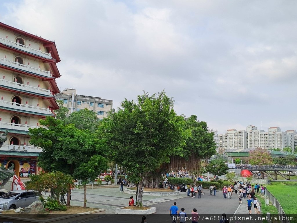 紅球慢閃～台南靈骨塔旁月見橋