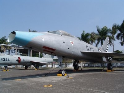 F-100A 超級軍刀式戰鬥轟炸機  Super Sabre