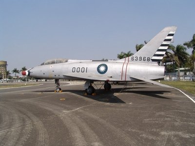 F-100F 超級軍刀式戰鬥教練機 Super Sabre