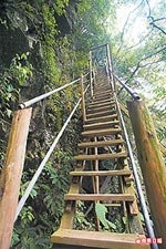 沿著峭壁向下延伸的木構階梯 6.15..jpg