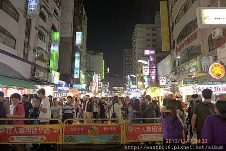 今晚住宿在美麗島站附近，就近去參觀一下從沒去過的六合夜市