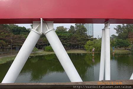 高雄中央公園捷運站景3