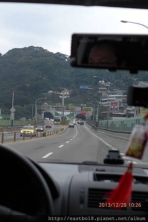 告別基隆，對面車道來看小鴨的車真的粉少（因為太冷了）