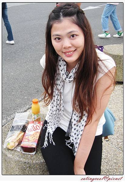 在高速公路休息站買一下午餐