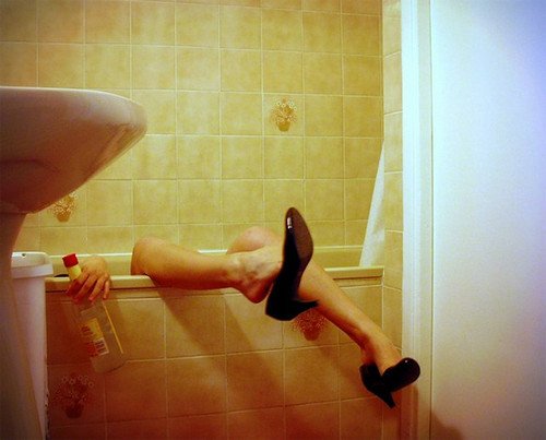 alcohol,bath,girls,legs-fd6e89411934e03b008a2e3c7b31290d_h.jpg