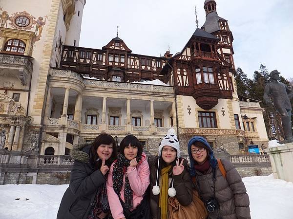 四個人和peles palace一起合照