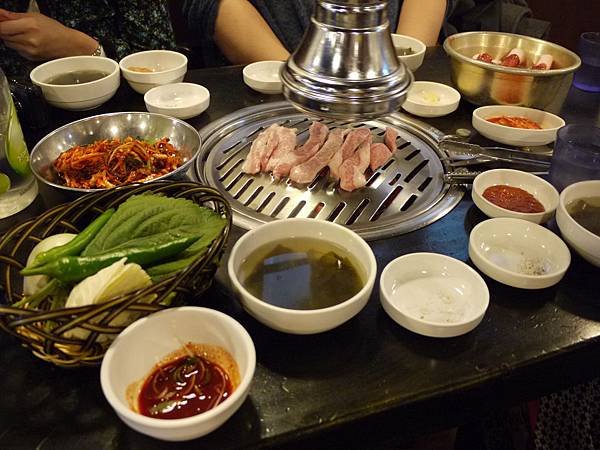 先來烤個豬肉~大家蓄勢待發的等待著