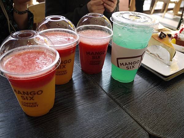雖然吃很飽還是點了四杯飲料