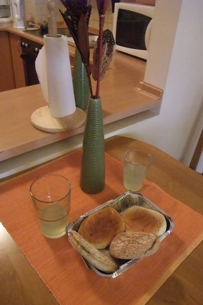 今天的早餐是荷航發的麵包加熱~~還不賴喔!!