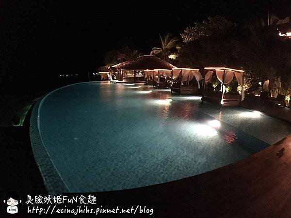 night swimming pool 01.jpg