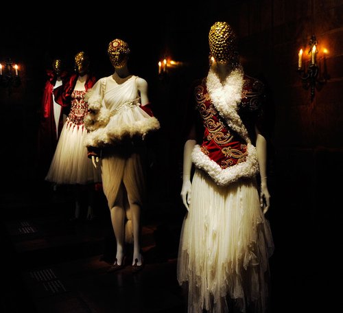 Alexander+McQueen+Savage+Beauty+Costume+Institute+Ef1grKN724Bl.jpg