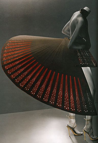 alexander-mcqueen-savage-beauty-exhibition-meets-obsession-007.jpg
