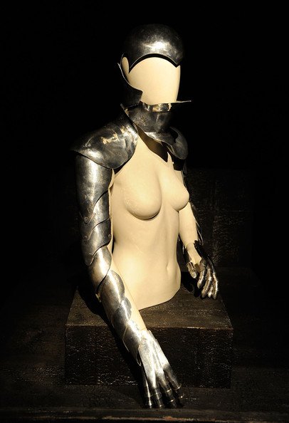 Alexander+McQueen+Savage+Beauty+Costume+Institute+YTjRBE4c09_l.jpg
