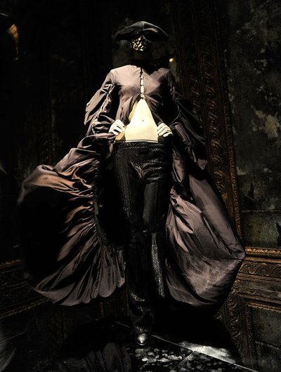 Alexander+McQueen+Savage+Beauty+Costume+Institute+c-xN9XWOcbxl.jpg