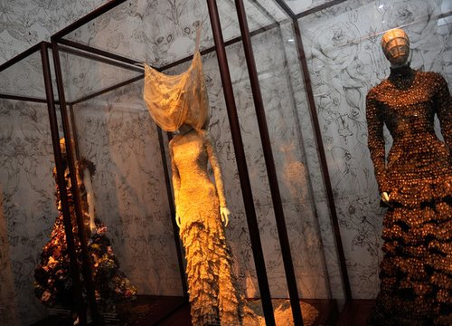 Alexander+McQueen+Savage+Beauty+Costume+Institute+c1FPRSILKeGl.jpg