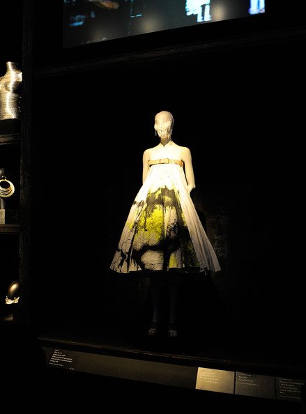 Alexander+McQueen+Savage+Beauty+Costume+Institute+ijJIsGa2_isl.jpg