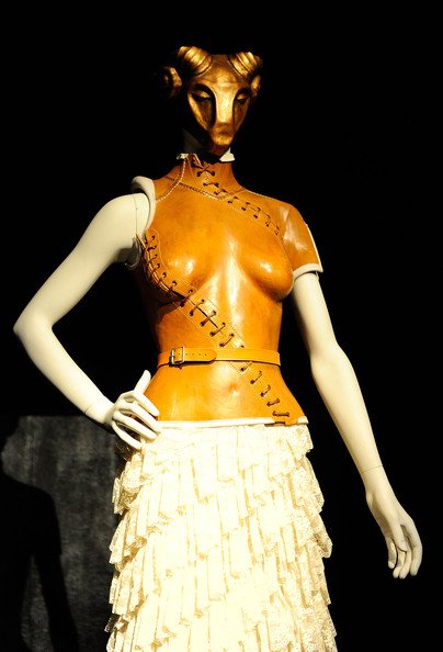 Alexander+McQueen+Savage+Beauty+Costume+Institute+99MZNSPUM7Ql.jpg