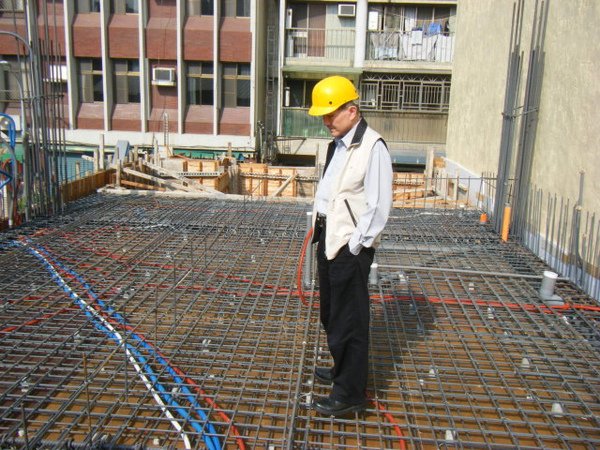 091211-一樓頂板建築師勘驗02