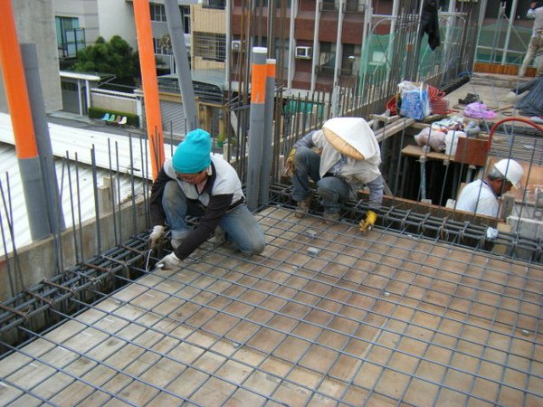 091228-二樓頂板鋼筋及水電作業06