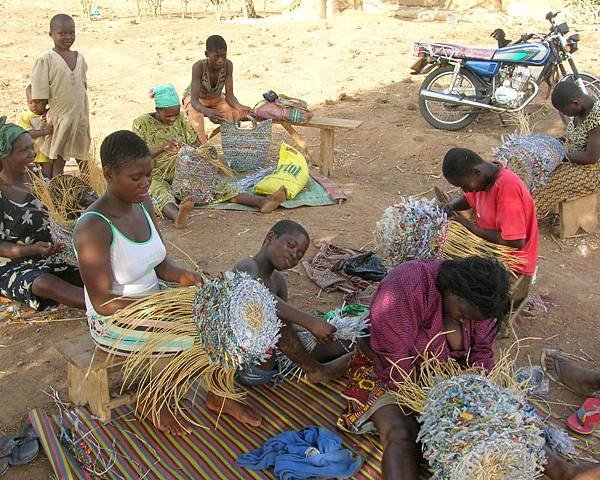 A-group-of-G-lish-weavers-busy-at-work-1024x818.jpg