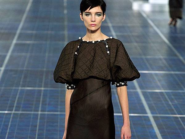 chanel-paris-fashion-week-spring-summer-2013-solar-panels-14