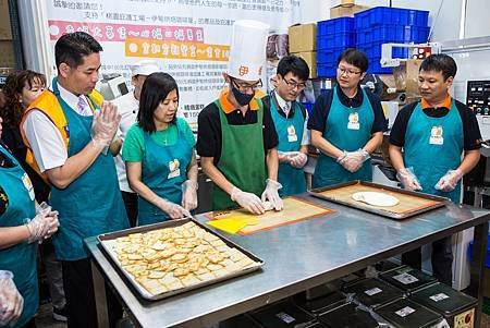 阿英代表伊甸烘焙咖啡屋，示範牛軋餅製作