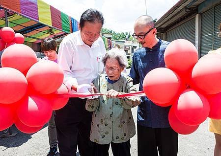 陳阿嬤參與剪綵，興奮之情藏不住