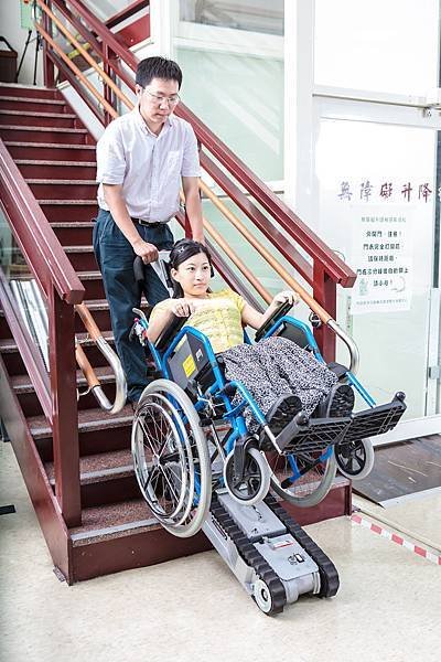 20120822-11-爬梯機讓行動不便者可以上下樓，減去揹負的重擔。