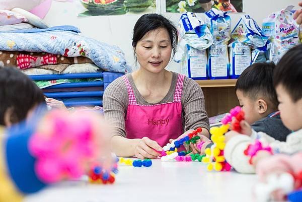 語言治療師張智閔表示，玩拼音接龍遊戲有助幼兒口語認知發展。