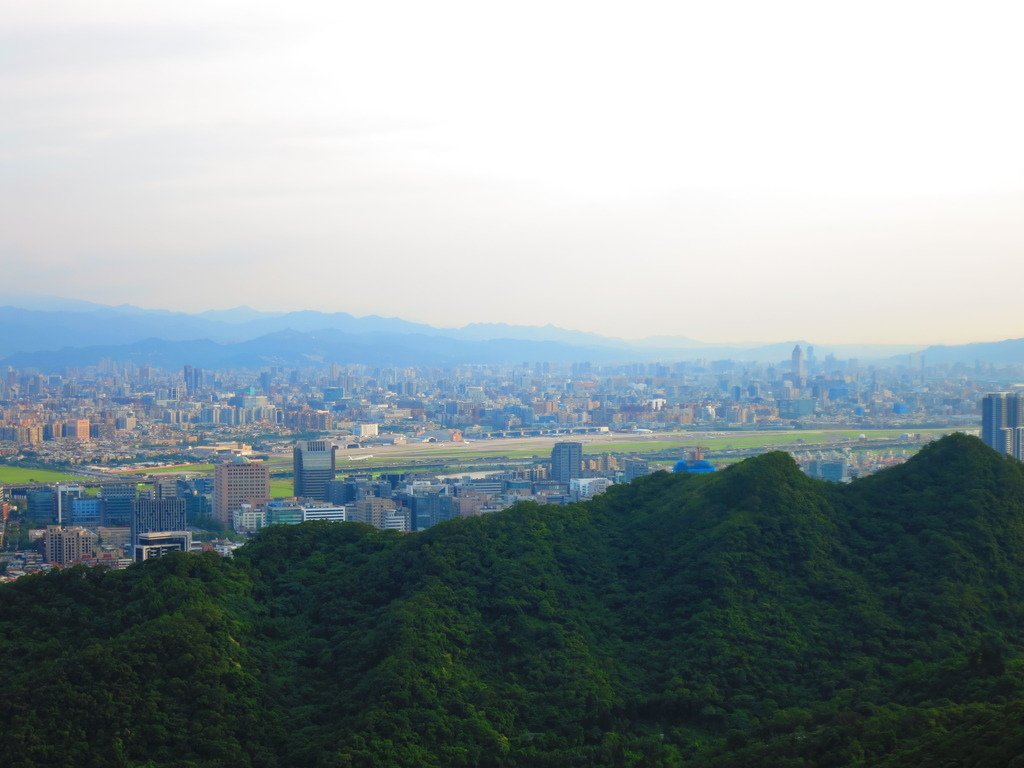 內湖碧山巖搞飛機了~