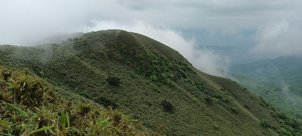 1120427小觀音山群峰Y型來回(下篇)~大屯山鞍部停車場