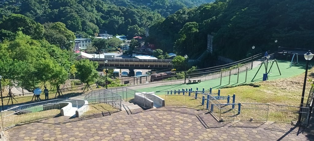 好天氣下的黎和生態公園~捷運文湖線還好不是柵湖線。