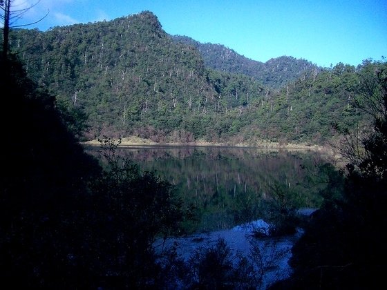 那一年滿水位的松蘿湖~湖邊晚餐大家的心意也是滿水位。