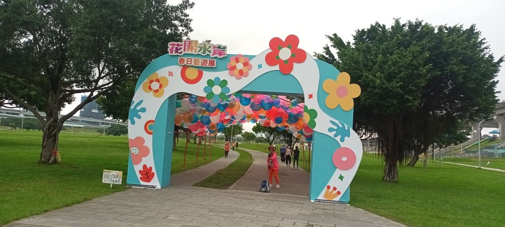 1130523新北市花開水岸春日藝遊展日拍~三重大都會公園熊