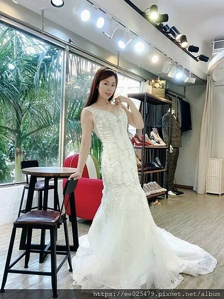 伊頓自助婚紗攝影台南店，全新婚紗、晚禮服通通免加價，滿足女孩