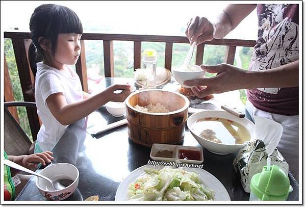 甕仔雞套餐盛飯囉.JPG