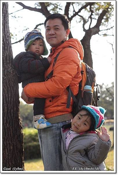 父子女三人陽光樹下.JPG