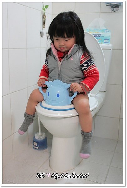 1y11m蹲馬桶.jpg