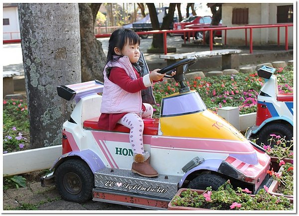 EE作勢開小車.jpg